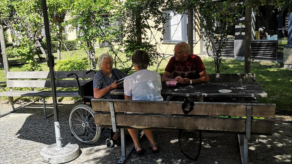 Ældre har udendørs besøg af pårørende