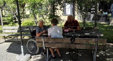 Ældre har udendørs besøg af pårørende